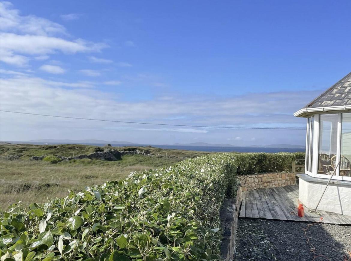 Lands End Cottage - Connemara Aughrus More エクステリア 写真