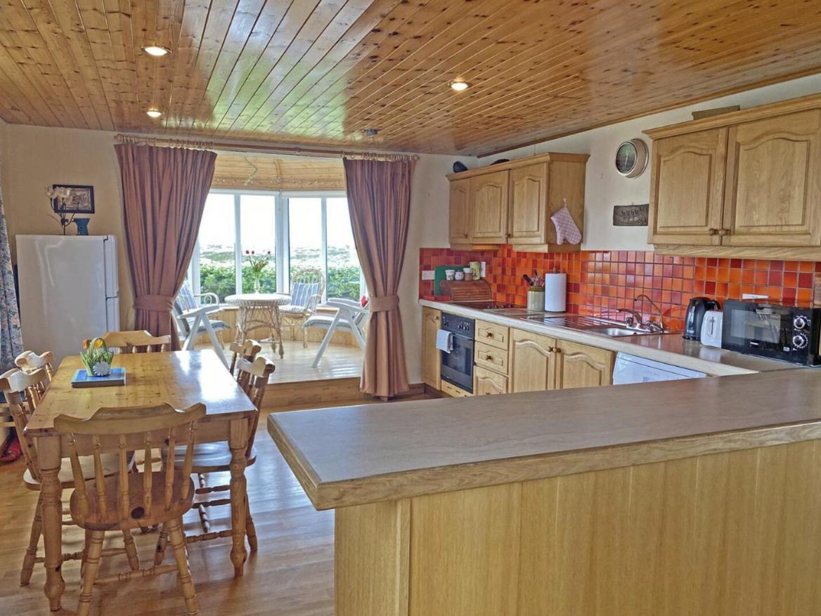Lands End Cottage - Connemara Aughrus More エクステリア 写真