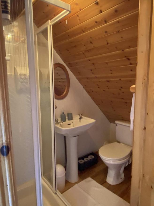 Lands End Cottage - Connemara Aughrus More エクステリア 写真