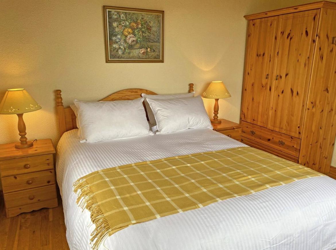 Lands End Cottage - Connemara Aughrus More エクステリア 写真