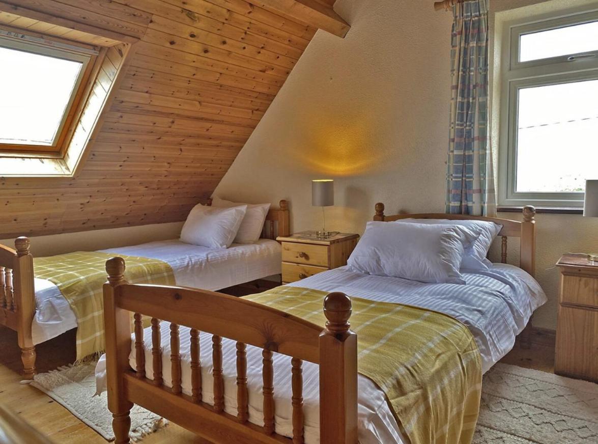 Lands End Cottage - Connemara Aughrus More エクステリア 写真